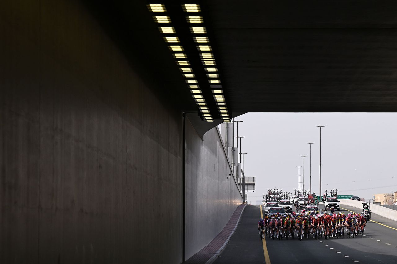 The peloton on stage 1 of the UAE Tour Women 2025