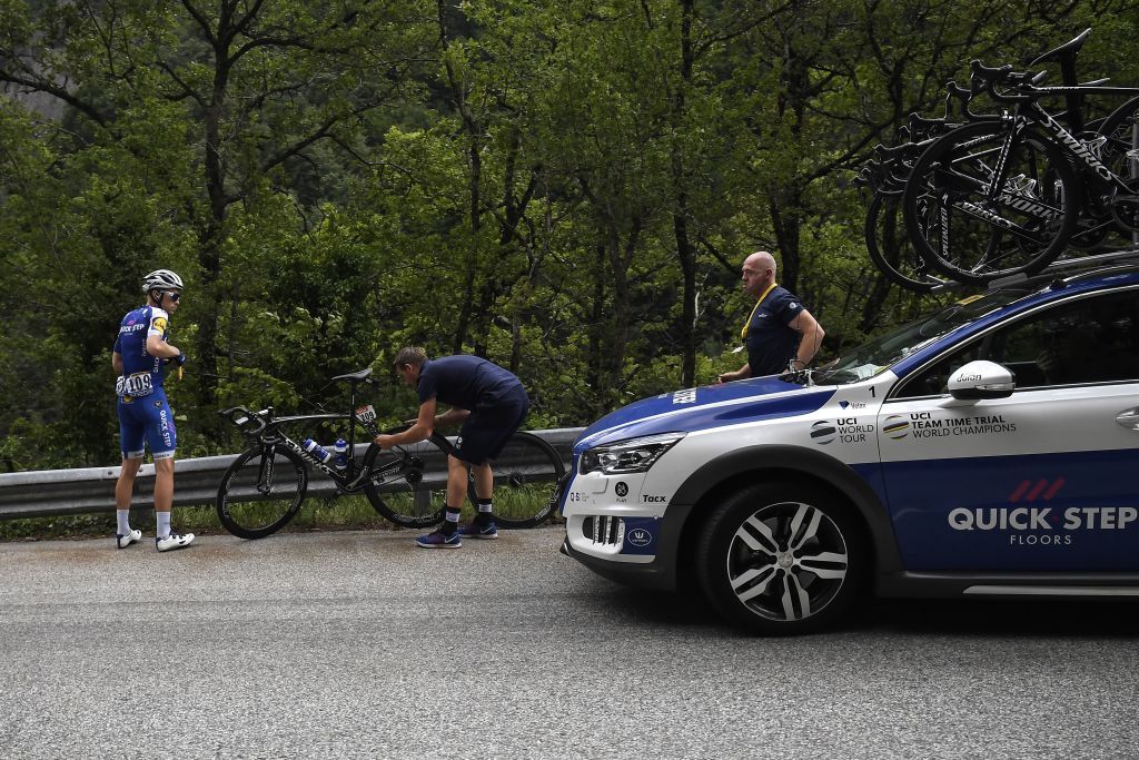 Julien Vermote gets help from his team car