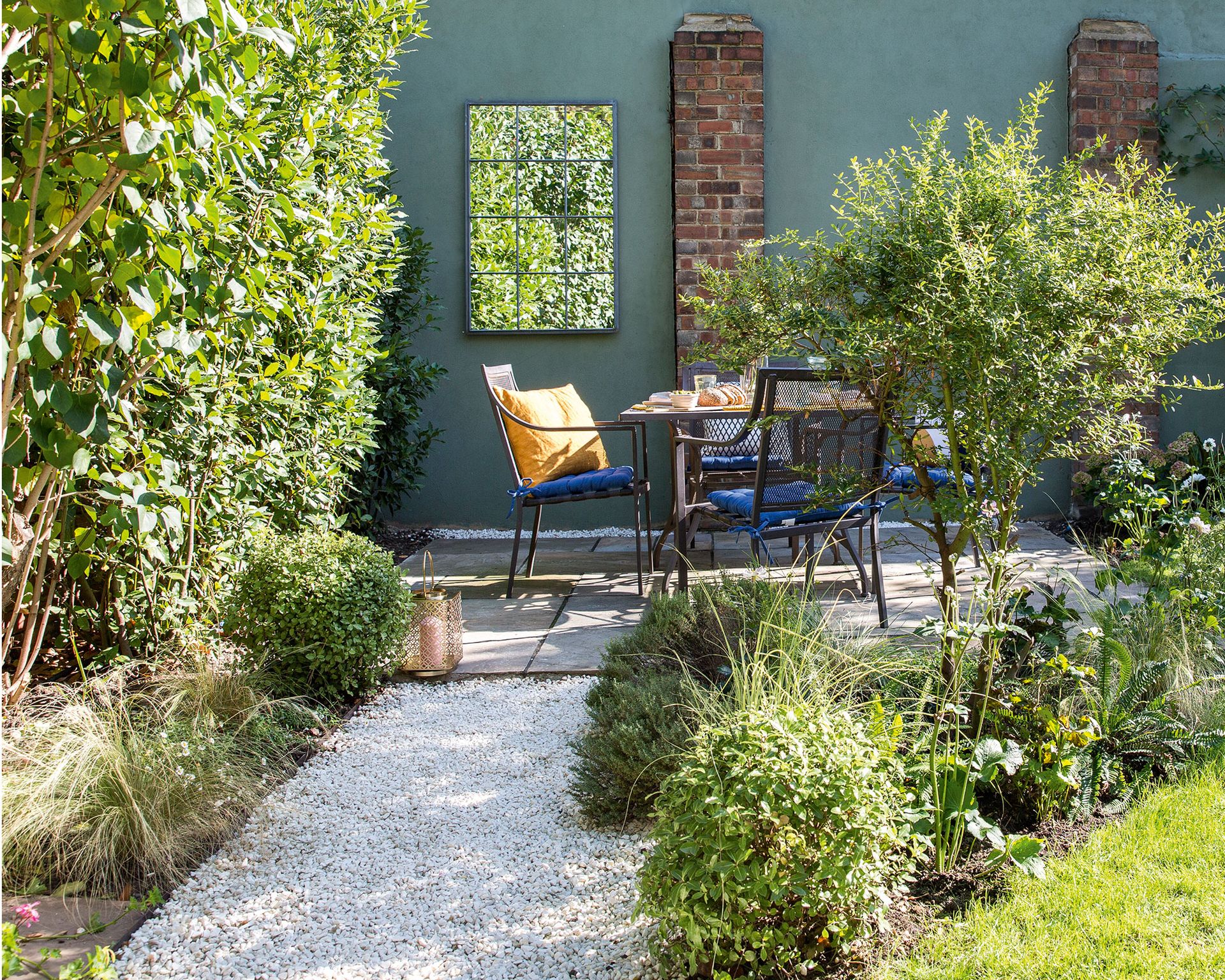 Gravel garden ideas with seating area