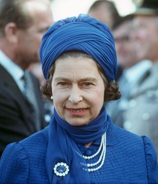 The Queen In Saudi Arabia Wearing A Turban Hat During Her Visit To The Gulf States