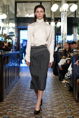 Adam Leenaerdt Bleistiftrock und Bluse auf der Paris Fashion Week Frühling Sommer 2025