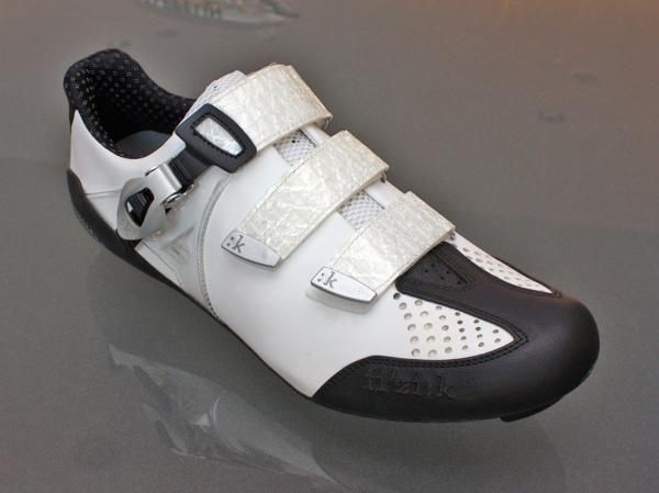 The new fi'zi:k R3 Uomo blends classic Italian styling and artisanship with some cleverly modern design features.