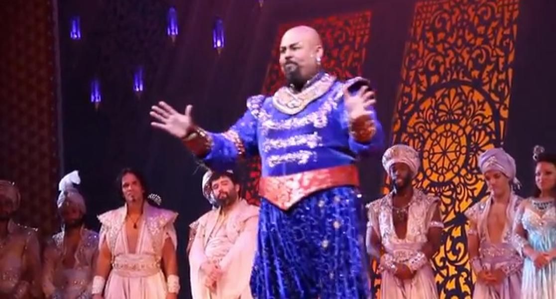 Watch as the Broadway cast of Aladdin pays tribute to Robin Williams