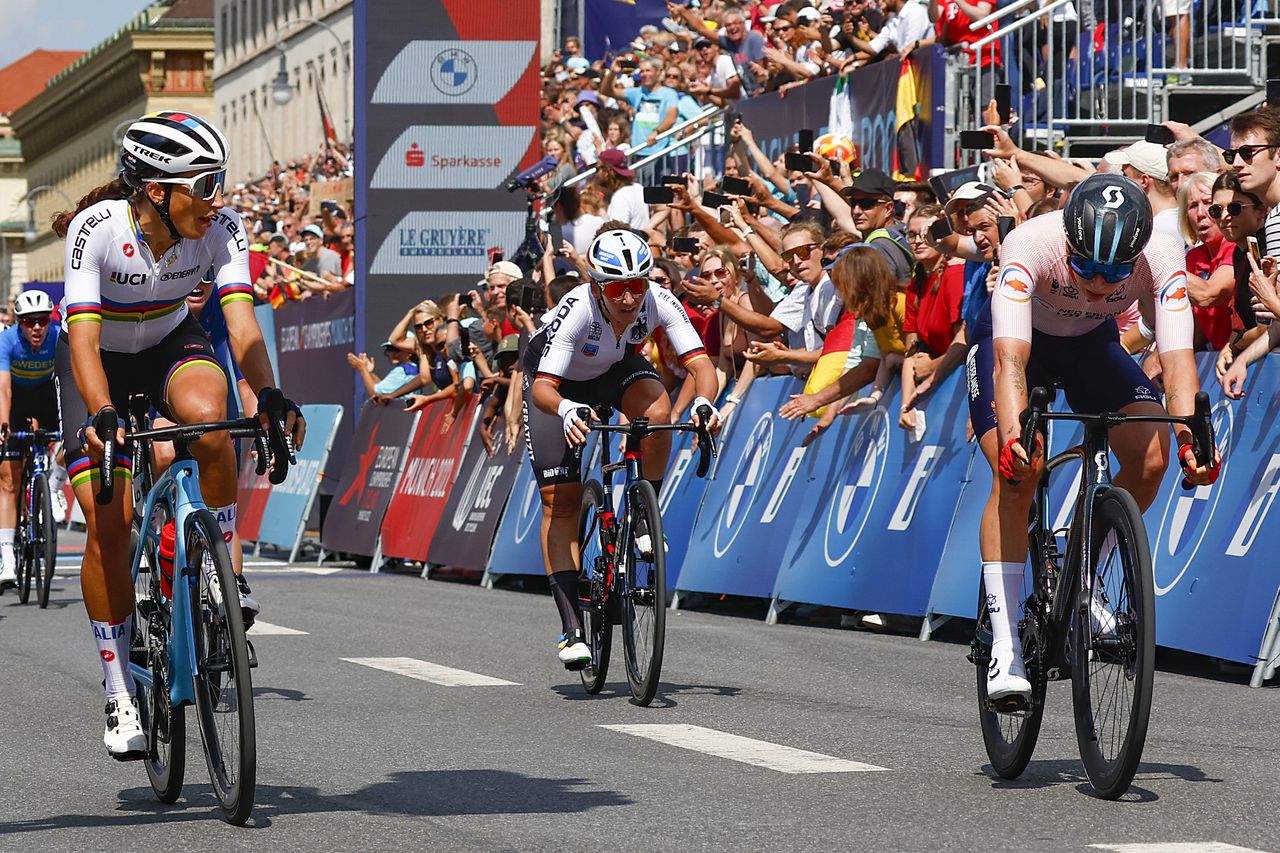 European Championships Munich 2022 - 2022 UEC Road Elite European Championships - Women's Road Race - 21/08/2022 - Elisa Balsamo (ITA) - Lorena Wiebes (NED) - photo Luca Bettini/UEC/SprintCyclingAgency&Acirc;&copy;2022