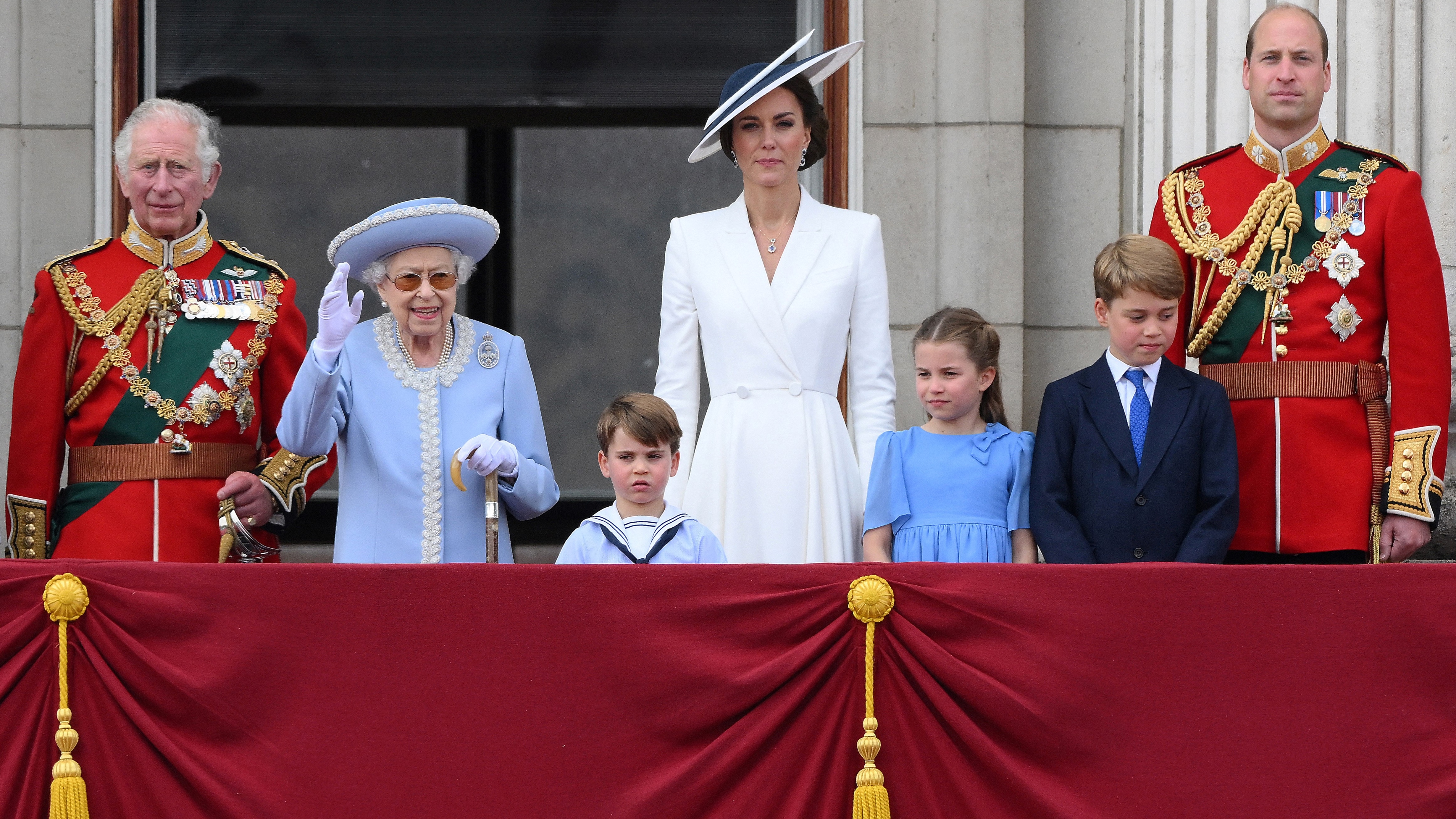 Král Charles, královna Elizabeth, princ Louis, princezna z Walesu, princezna Charlotte, princ George a princ William na balkoně během Trooping the Color 2022