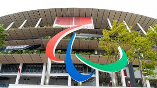 Paralympics-logoen montert på utsiden av et stadion i Tokyo