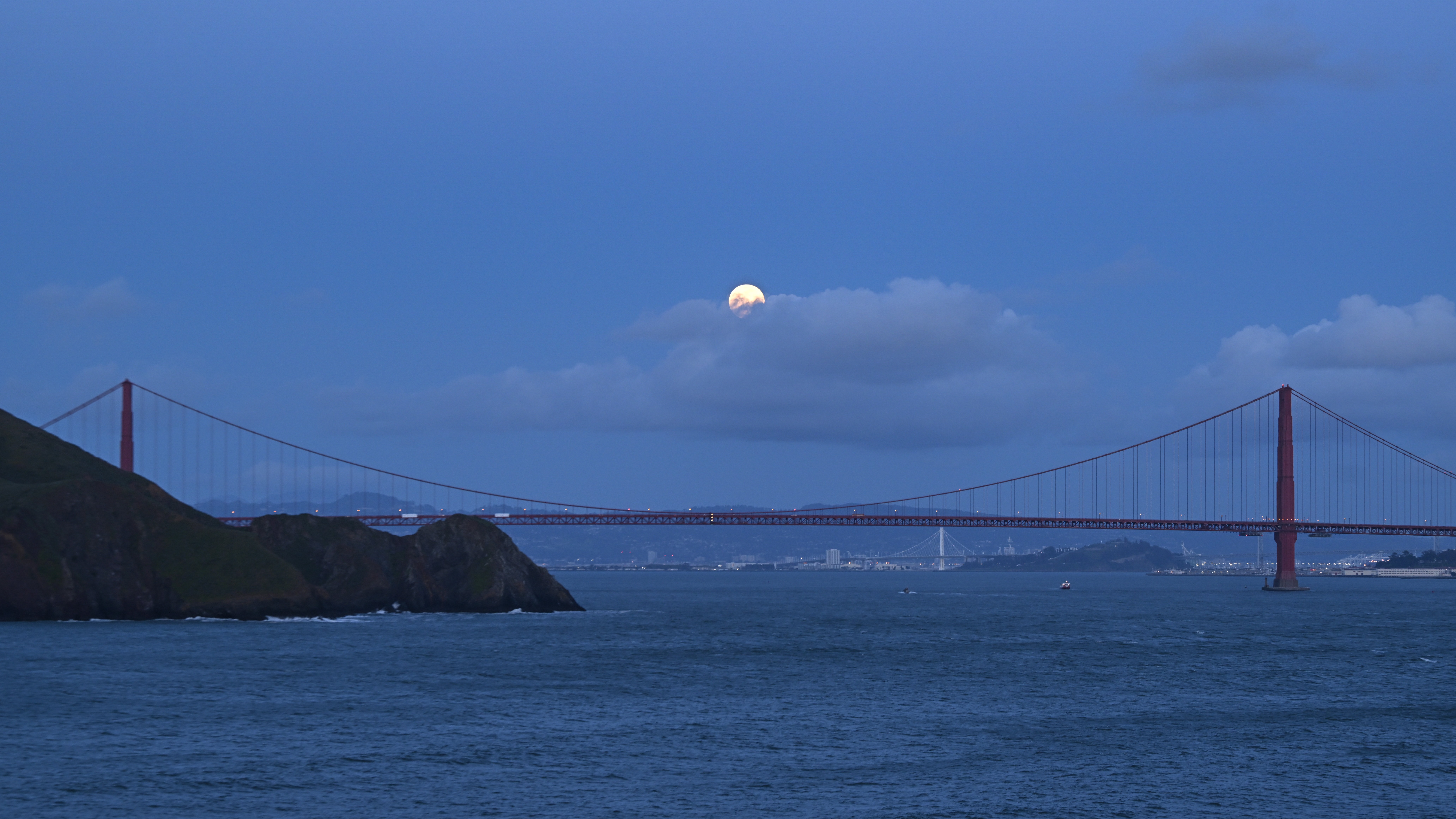 O fotografie cu „Luna de sânge” care se plimbă deasupra podului Golden Gate din San Francisco.