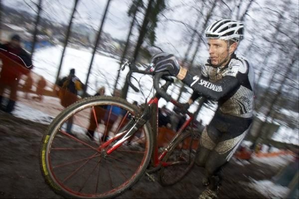 Jaroslav Kulhavy (Specialized Factory Racing) runs with his bike