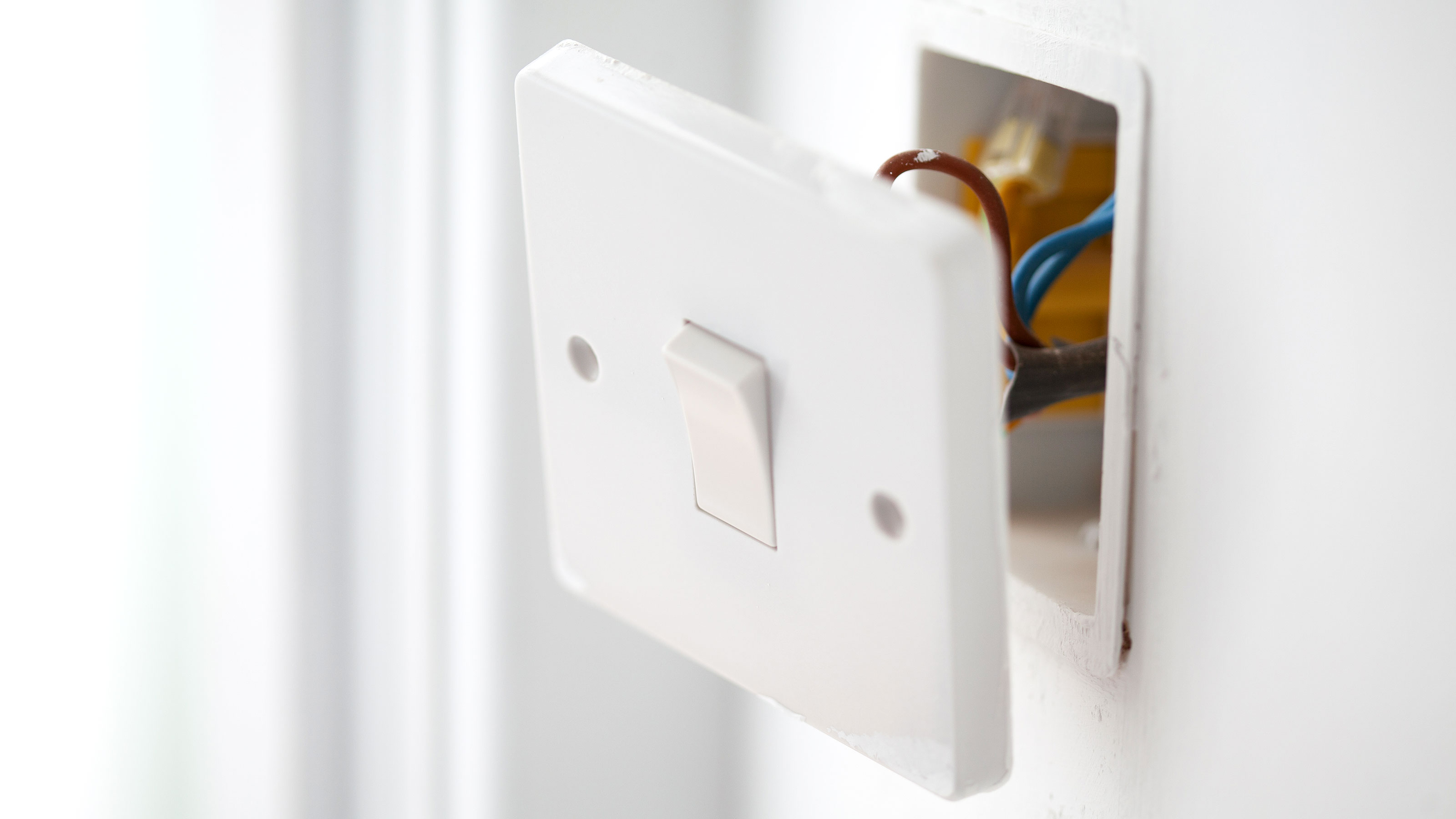 How to wire a light switch in three steps