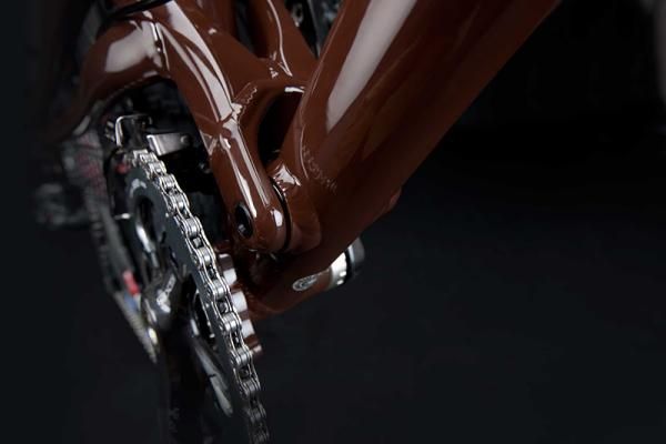 The main "single pivot" of the APP design is located forward and above the bottom bracket on the Santa Cruz Nickel.