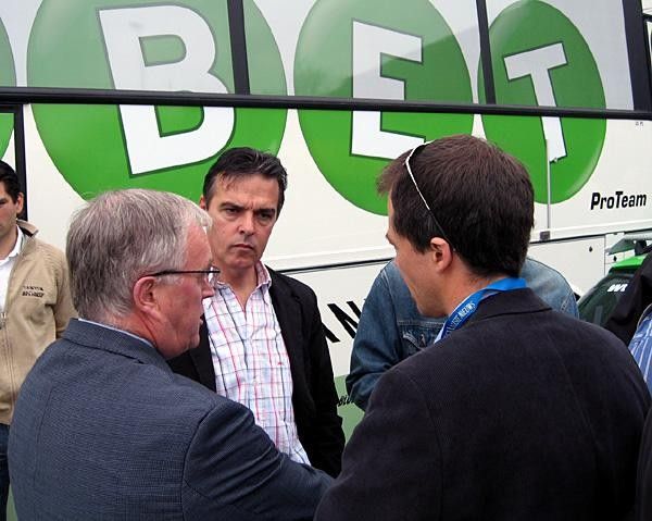 Pat McQuaid and Jacques Hanegraaf talk at the race start.