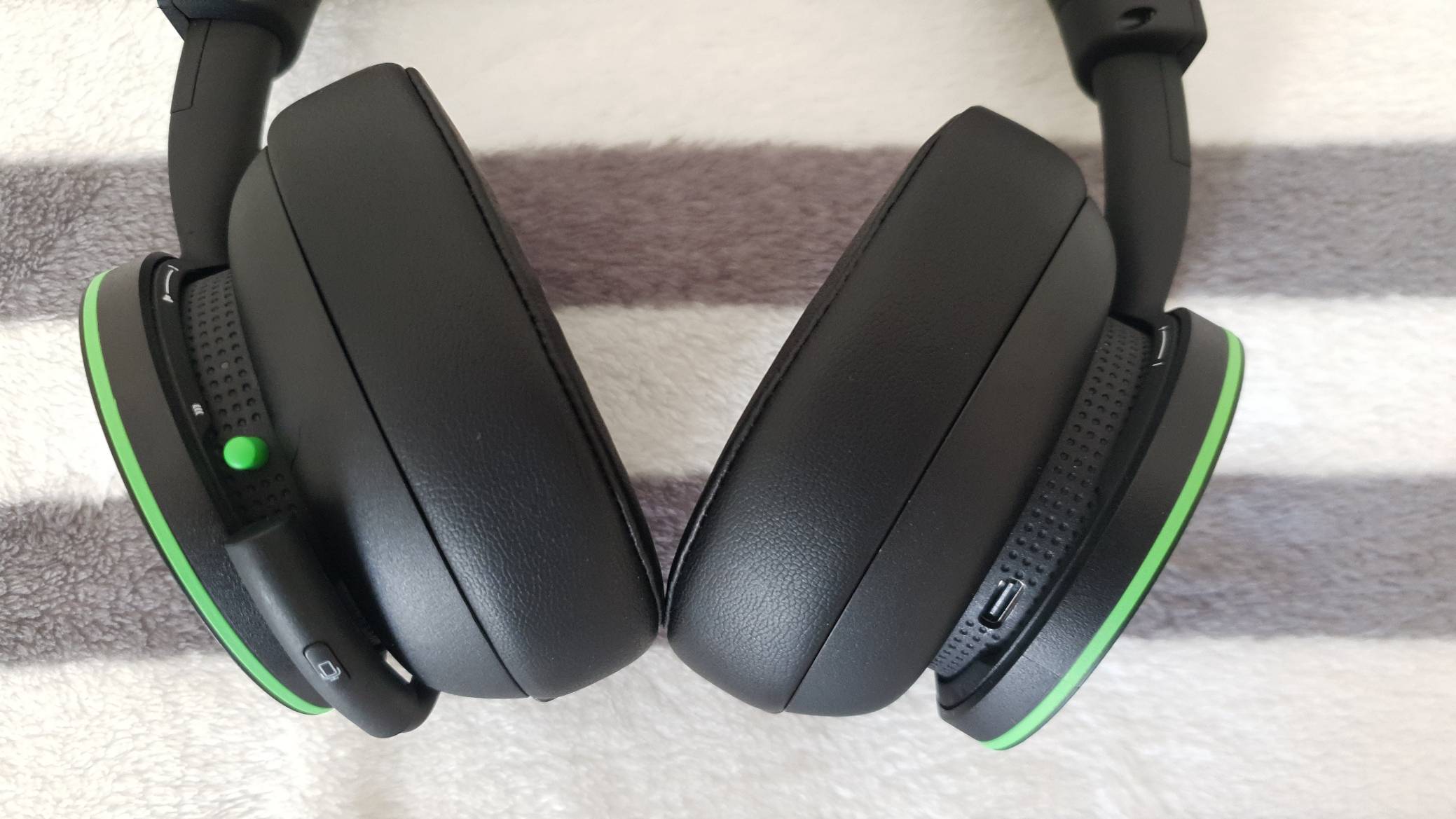 Xbox Wireless Headset controls