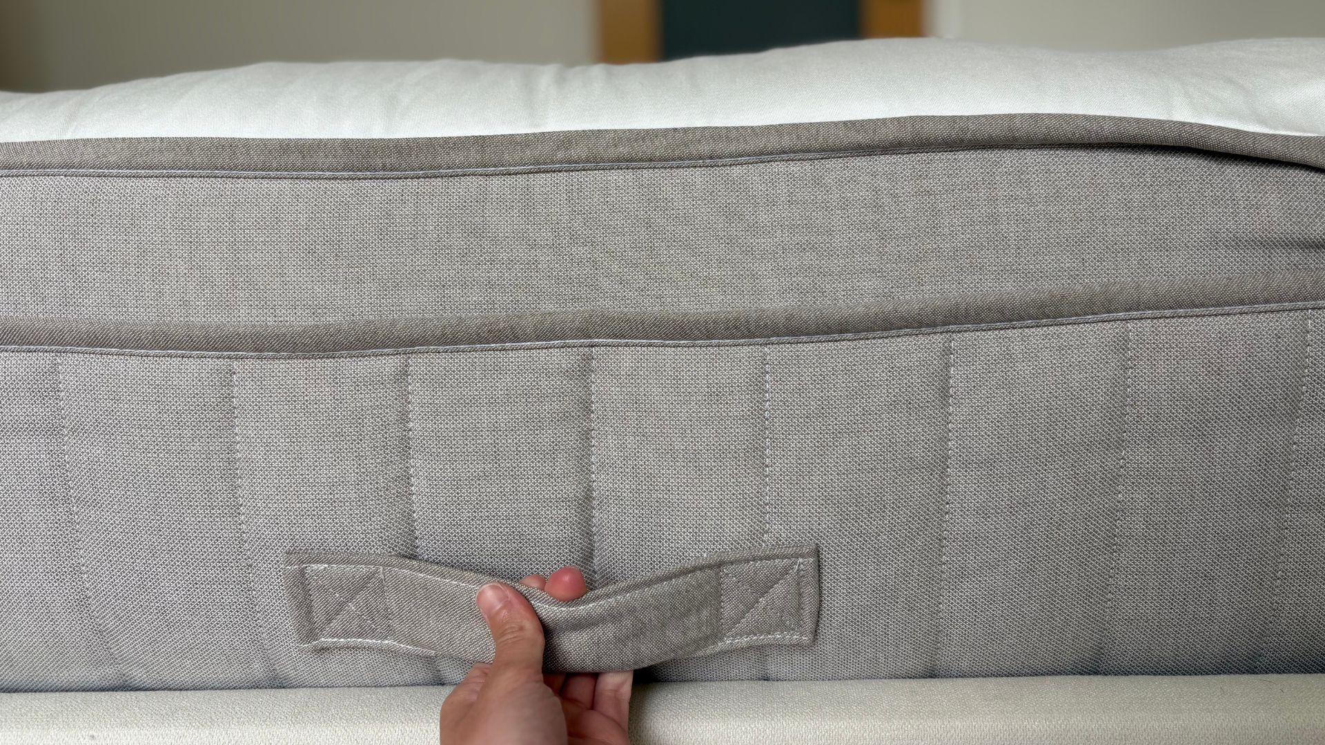 Handle on the Simba Earth Apex Mattress