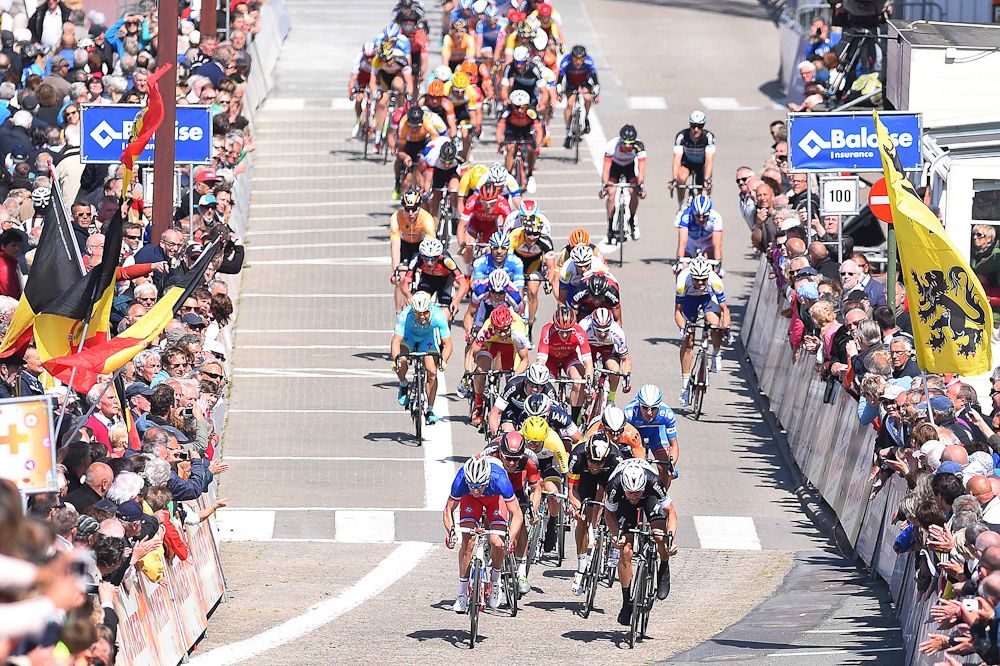 The bunch heads for the finish of stage 1.