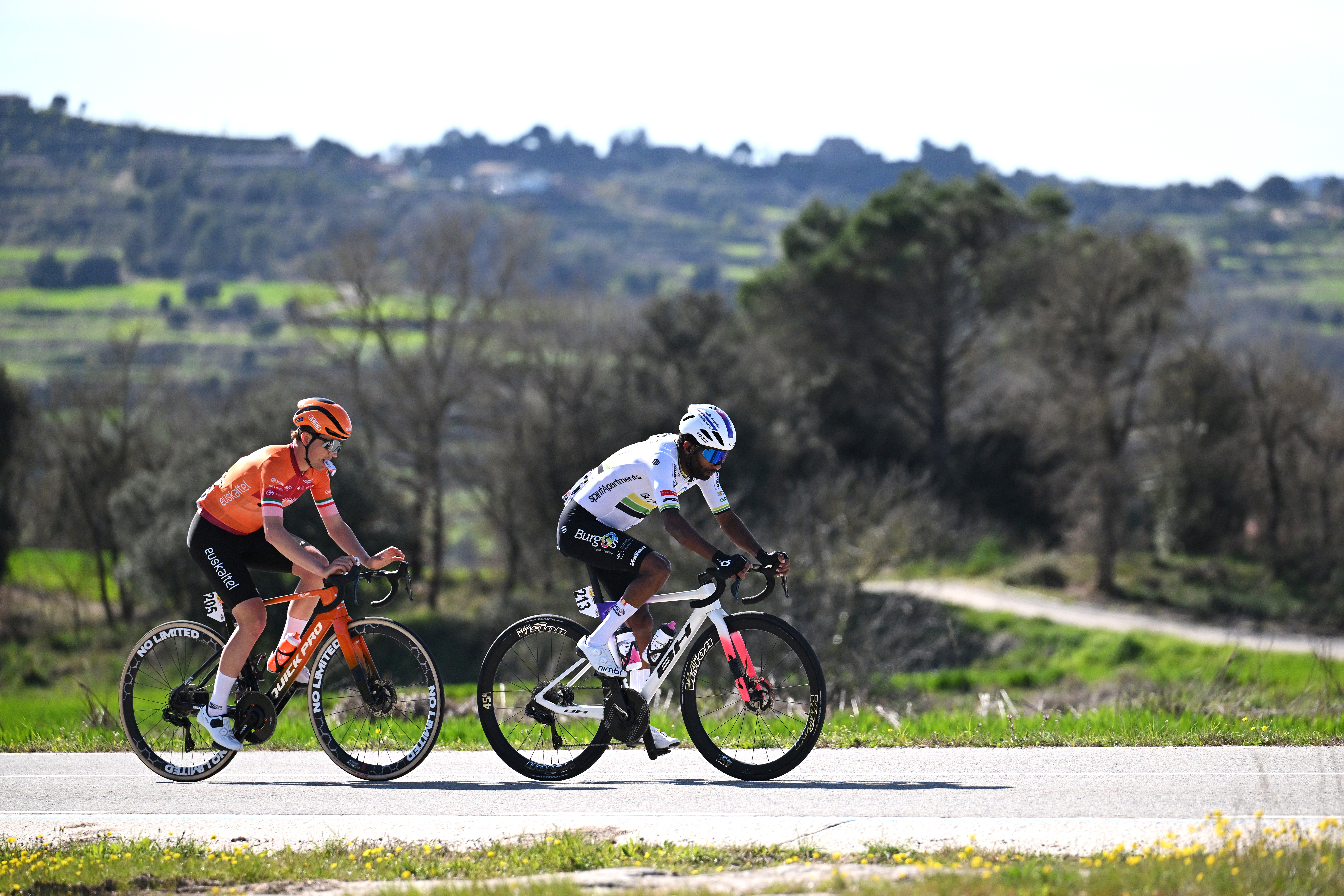 Samuel Fernández (izquierda) y Merhawi Kudus (derecha) durante el último descanso del día en la etapa 4 de la Volta a Catalunya 2026.