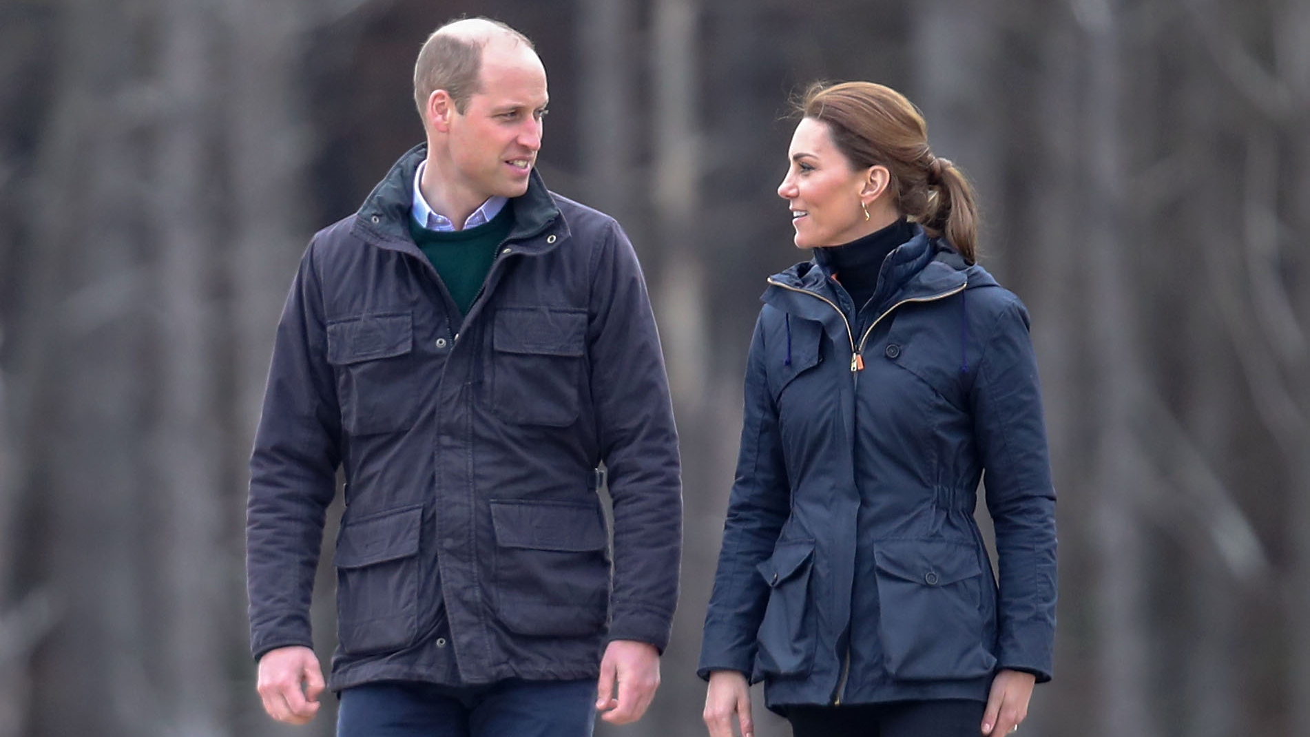 Prince William a Catherine, princezna z Walesu A procházka na Newborough Beach během návštěvy Severního Walesu 8. května 2019 v Anglesey