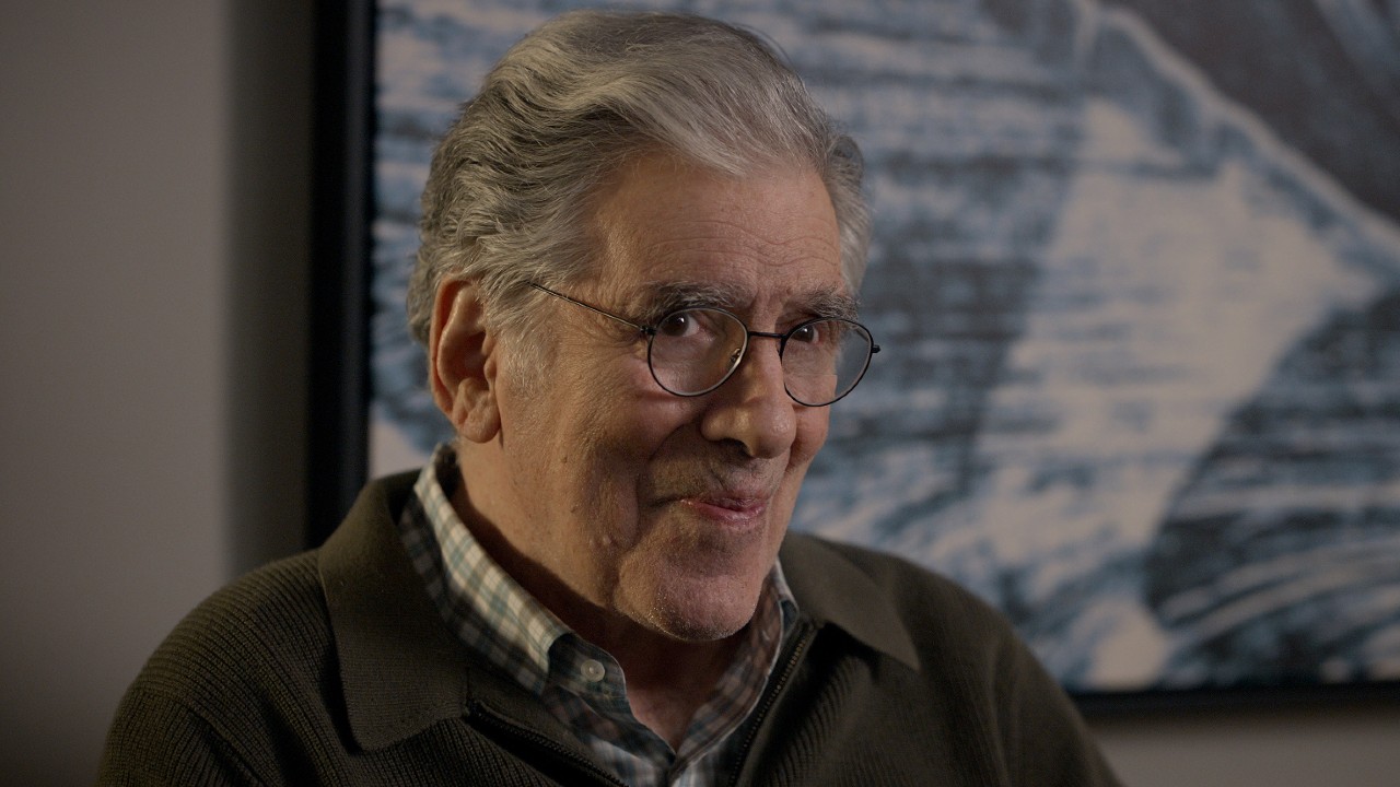 『リンカーン弁護士』で微笑むエリオット・グールド。 