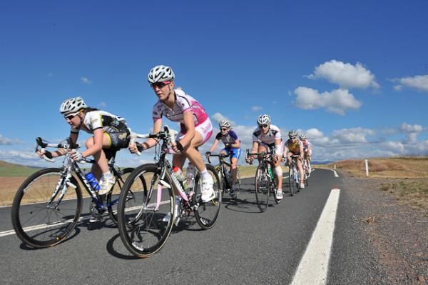 Zoe Watters (MB Cycles) amongst the lead elite women bunch.