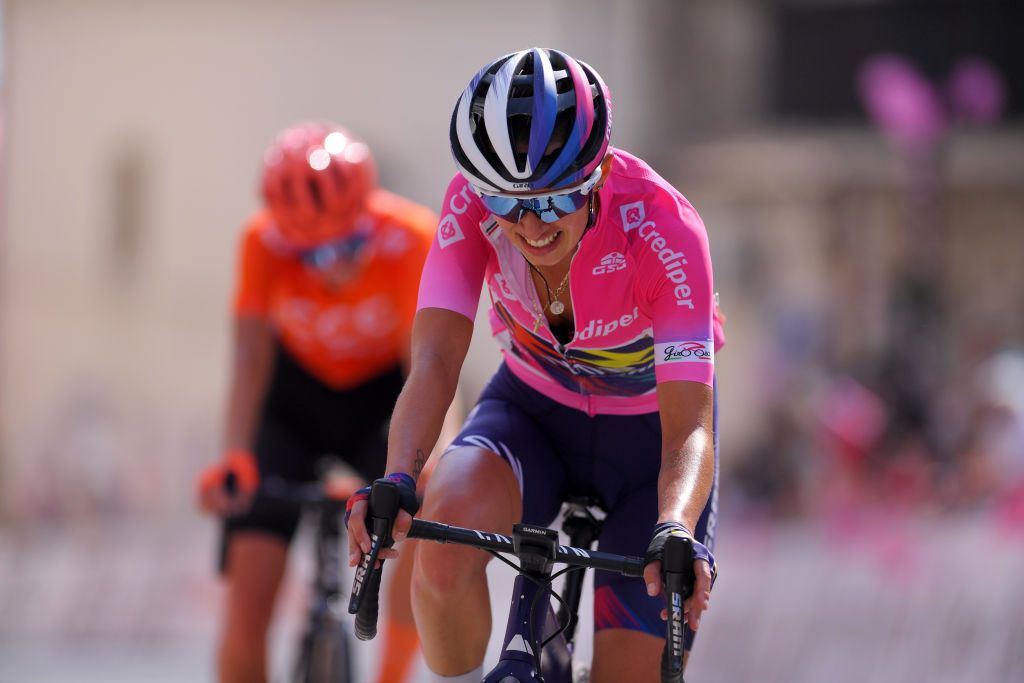 Kasia Niewiadoma in the pink jersey on stage 8 after Annemiek van Vleuten crashed at the end of stage 7