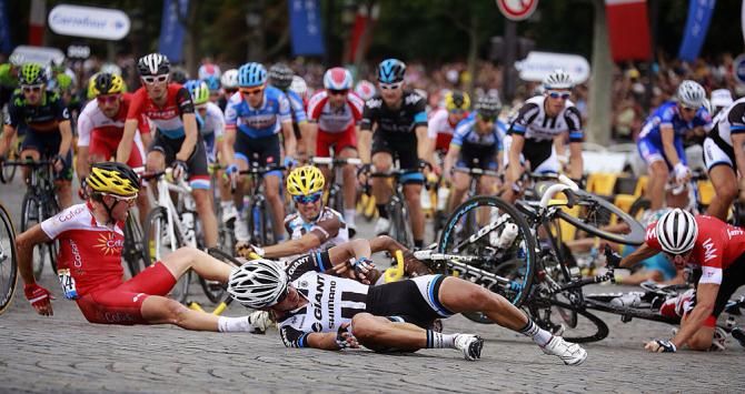 Riders crash on the final circuits in Paris