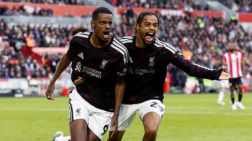 Alexander Isak of Liverpool celebrates with Bradley Barcola of Liverpool after scoring his sides second goal during the Premier League 2026/27 match between Brentford and Liverpool.