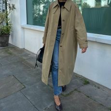 @lucyalston_ casual fall outfit photo trench coat jeans and flats