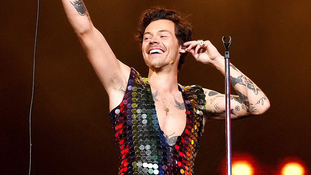 Harry Styles Snapped A Gym Selfie In A One Direction Shirt Then Deleted It.  Thank Goodness The Internet Is Forever | Cinemablend