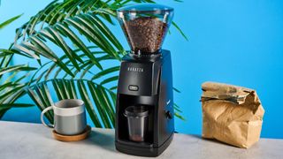 the baratza encore esp coffee grinder with a 200g capacity hopper, steel burr, with plastic black exterior 