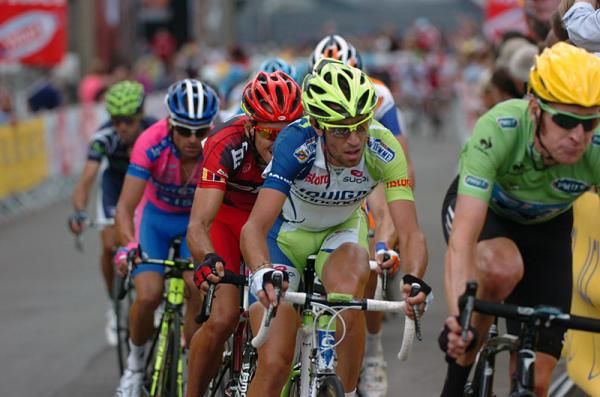 Vincenzo Nibali (Liquigas-Cannondale) on the wheel of Bradley Wiggins (Sky) during the stage 1 finale.