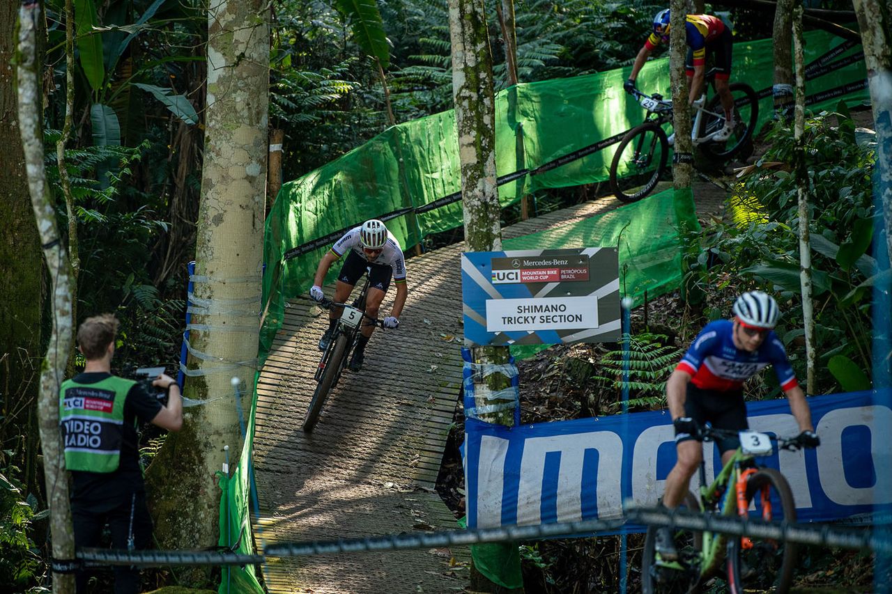 Maxime Marotte leading Nino Schurter and Vlad Dascalu