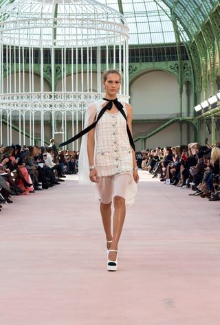 Ein Model spaziert bei der Chanel-Frühjahr/Sommer-Show 2025 im Grand Palais während der Paris Fashion Week.