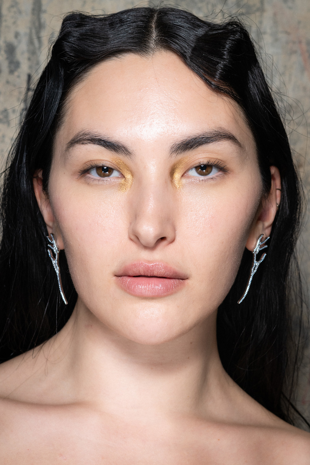 A model at Collina Strada wearing metallic accents, a key Fashion Week Autumn/Winter 25 beauty look