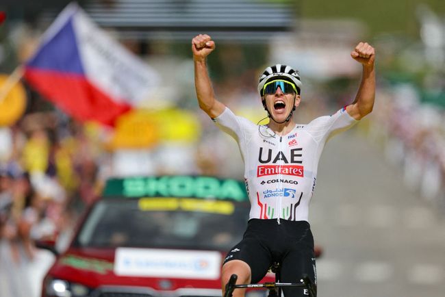 Pogacar mette a segno un importante colpo nel primo tappone alpino del Tour 2024 (foto Thomas Samson / AFP/ Getty Images)