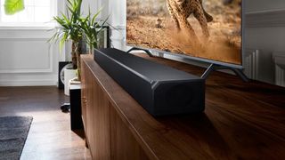 En bild av Samsung HW-N950 Soundbar i ett vardagsrum.