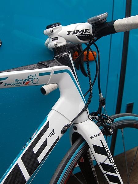 Time's headset system uses a threaded collar instead of the usual compression plug.