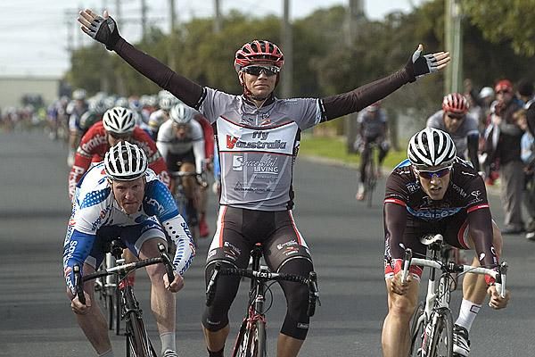 Jonathan Cantwell (Fly V Australia) from Queensland takes out stage one of the tour ahead of Joel Pearson (left) of Savings and Loans and Dale Scarfe (Mace-McDonagh Blake).