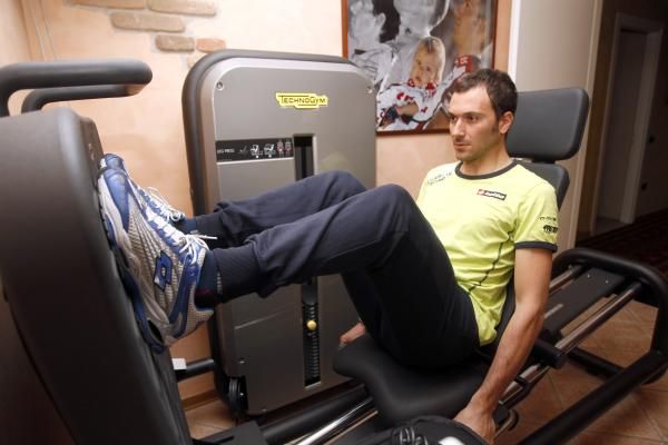 Ivan Basso (Liquigas) works out at home in Varese.