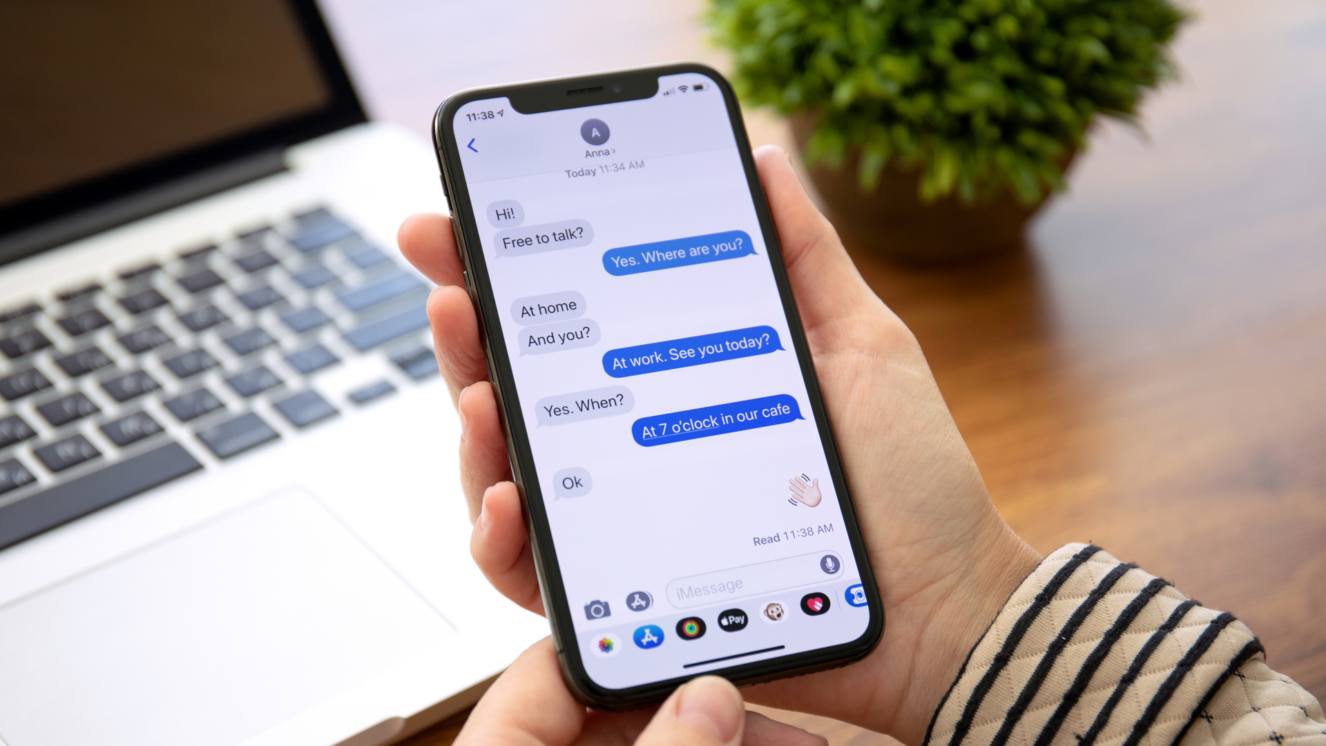 Imagen que muestra un iPhone con la aplicación iMessage abierta