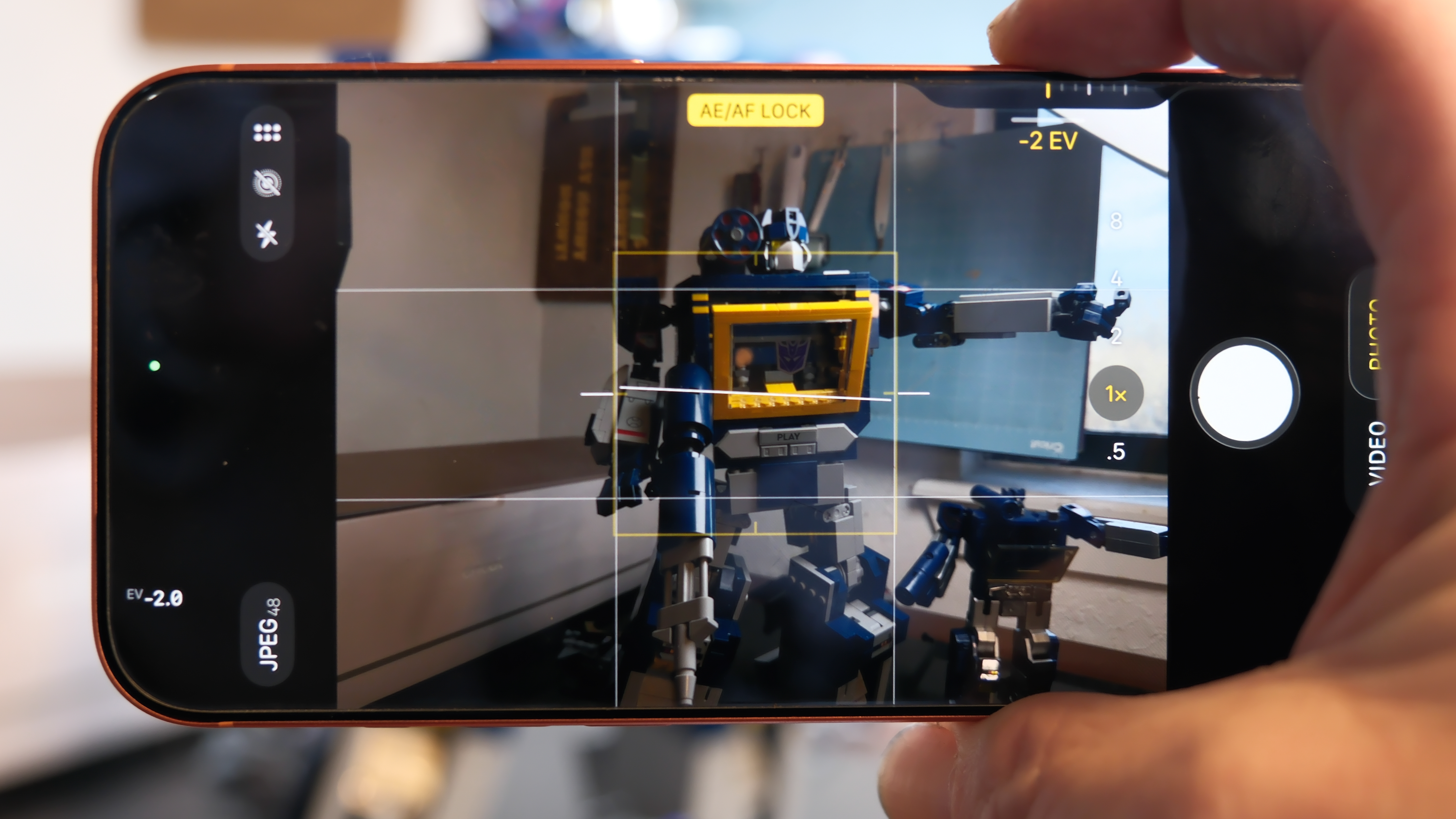 En person som anv&auml;nder Camera Control-knappen p&aring; en iPhone 17 Pro Max.