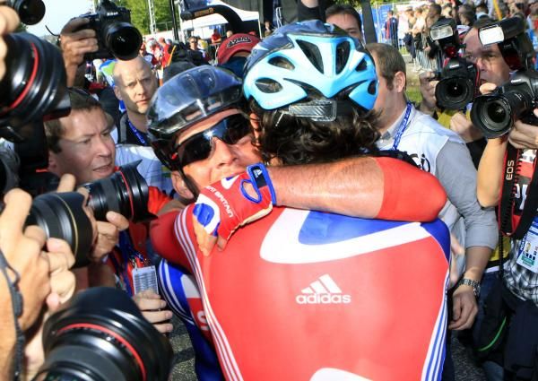 Cavendish hugs Geraint Thomas in celebration