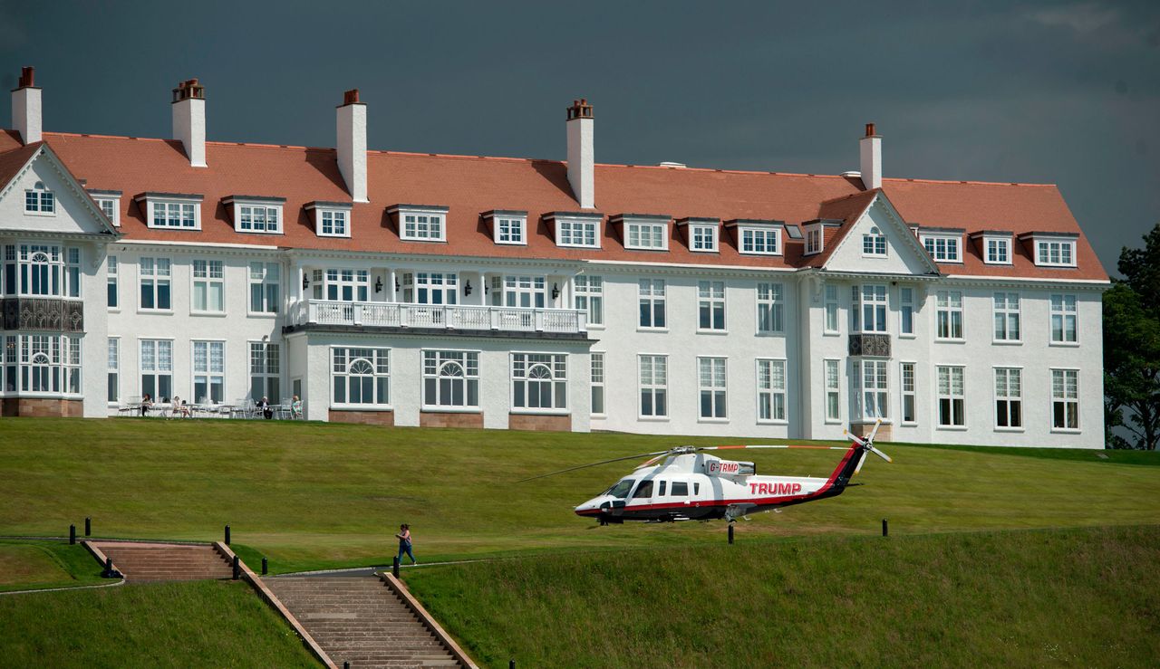 Donald Trump&#039;s helicopter in front of the Turnberry hotel