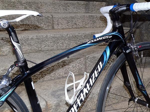 The slight bend in the top tube is claimed to yield improvements in vertical compliance.