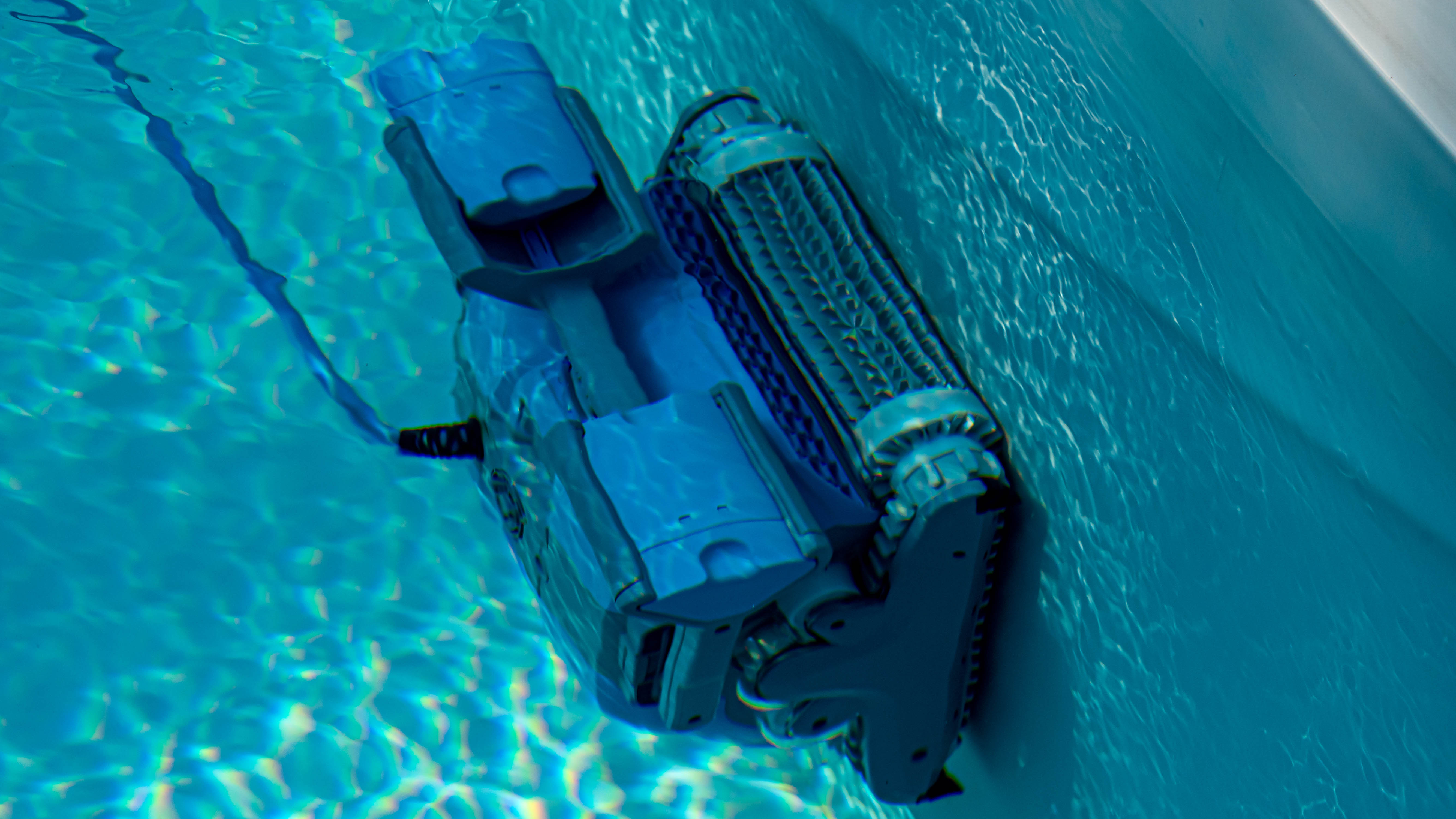 Робот-очиститель бассейна в воде
