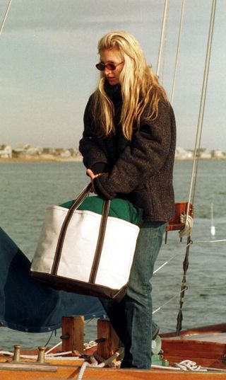 Carolyn Bessette-Kennedy uses a canvas tote bag.
