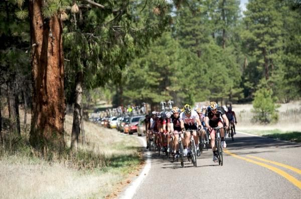 Lance Armstrong (Mellow Johnny's) at the front of the pack.