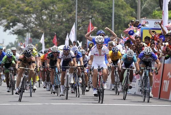 Taiji Nishitani (Aisan Racing Team) crosses the line