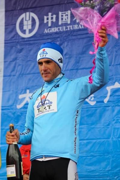 Ghader Mizbani (Tabriz) salutes the crowd after receiving the Asian jersey.