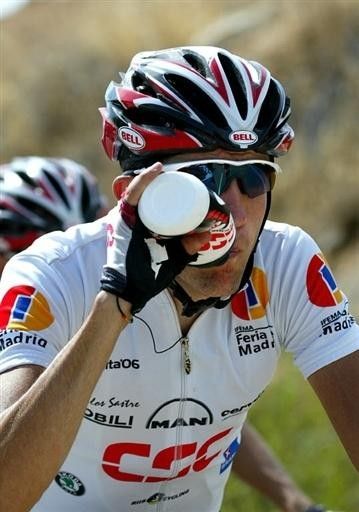 Carlos Sastre (CSC) takes in some fluids.