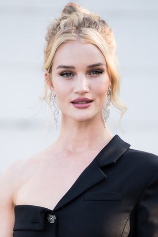 Rosie Huntington-Whiteley is seen with a bun as she arriving to the 2018 CFDA Fashion Awards at Brooklyn Museum on June 4, 2018 in New York City.