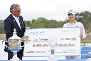 Terry Duffy hands Jin Young Ko a cheque for $1.5million at the CME Tour Group Championship